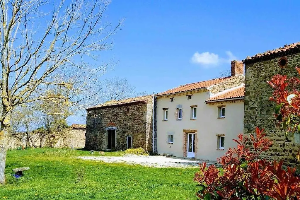 Grand Gite Confortable En Auvergne - Belle Vue Brousse